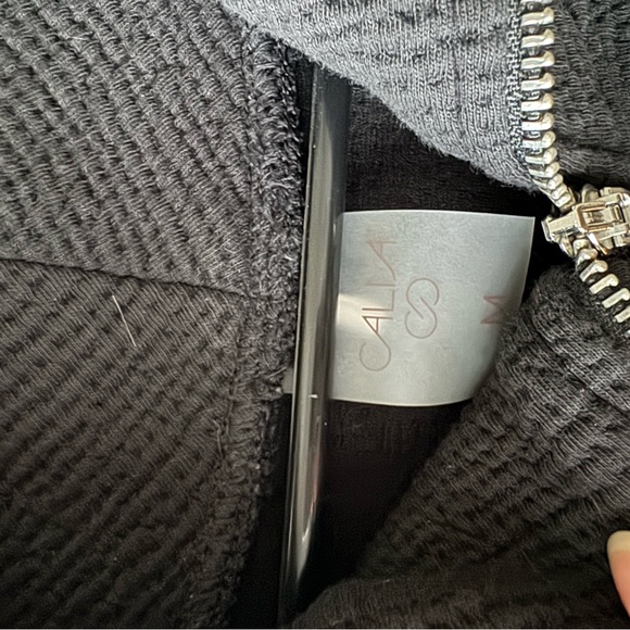 Calia Elevate 1/4 zip, black , medium. Excellent condition, worn a handful of - Picture 4 of 6